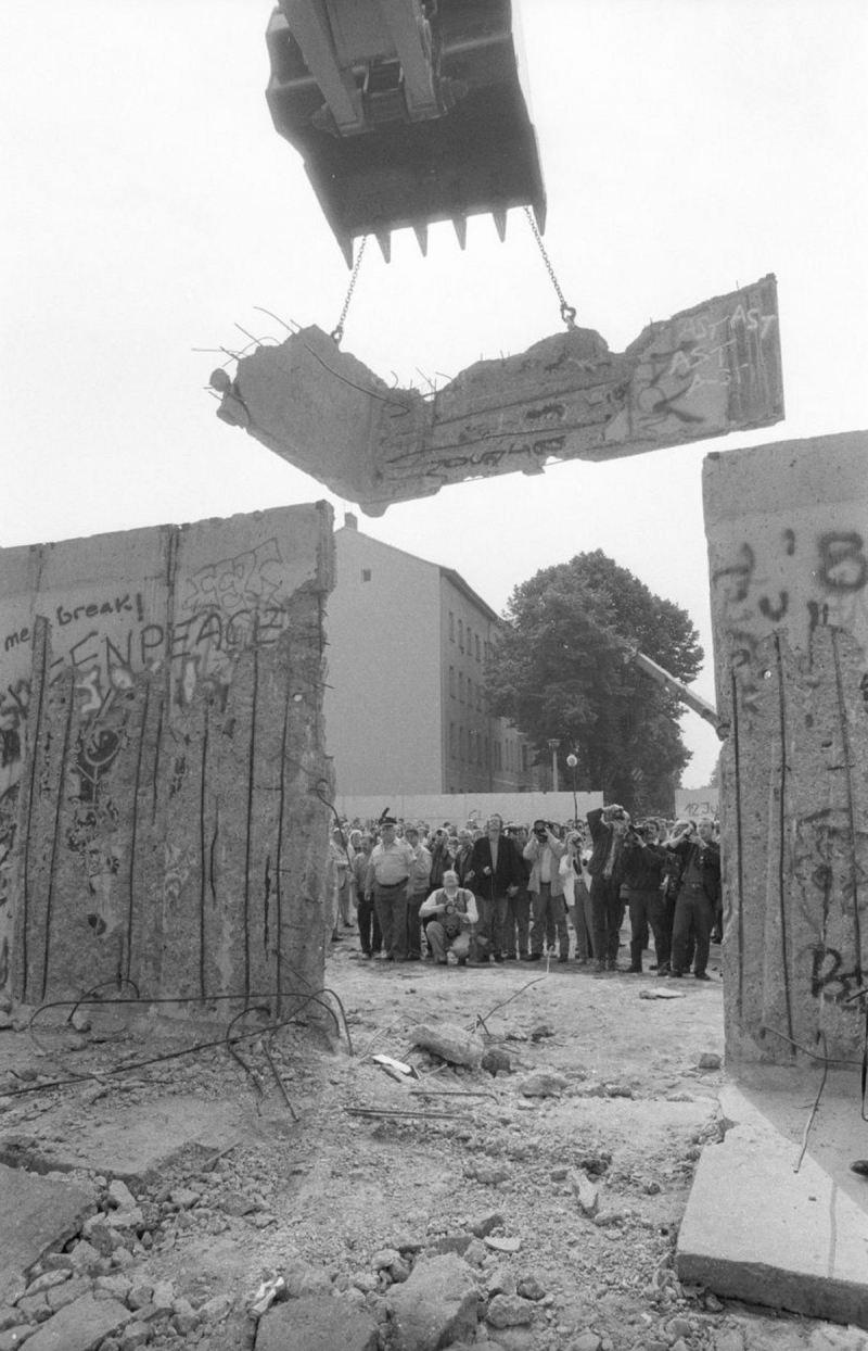 Abbriss Berliner Mauer mit Bagger