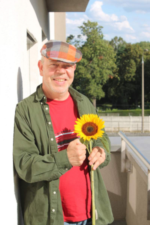 Mann mit Sonnenblume