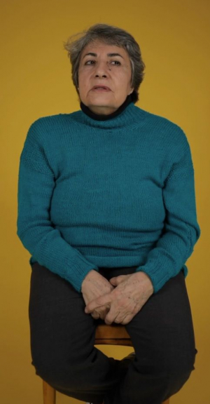 Frau im Porträt mit gelben Hintergrund