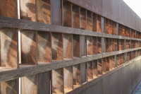 Das Fenster des Gedenkens zeigt die Porträts und Namen der Todesopfer der Berliner Mauer. 