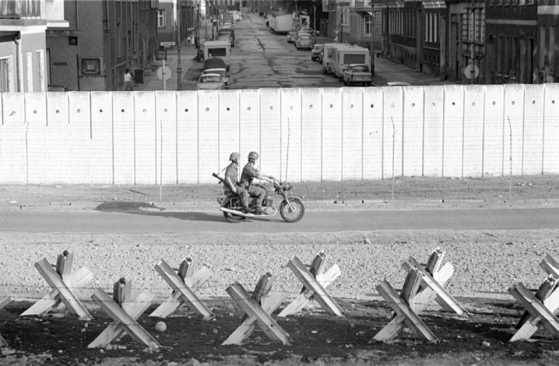 Zwei Soldaten auf Motorrad auf Grenzstreifen