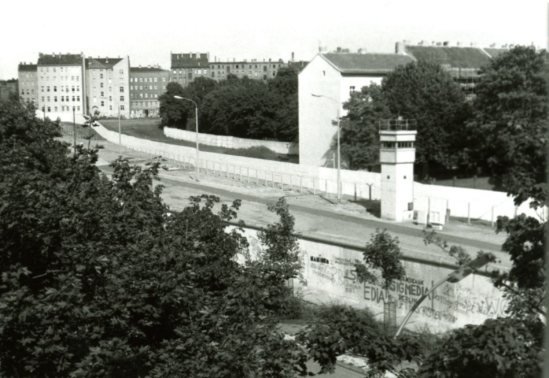 Blick in den Grenzstreifen vom Gemeindehaus aus