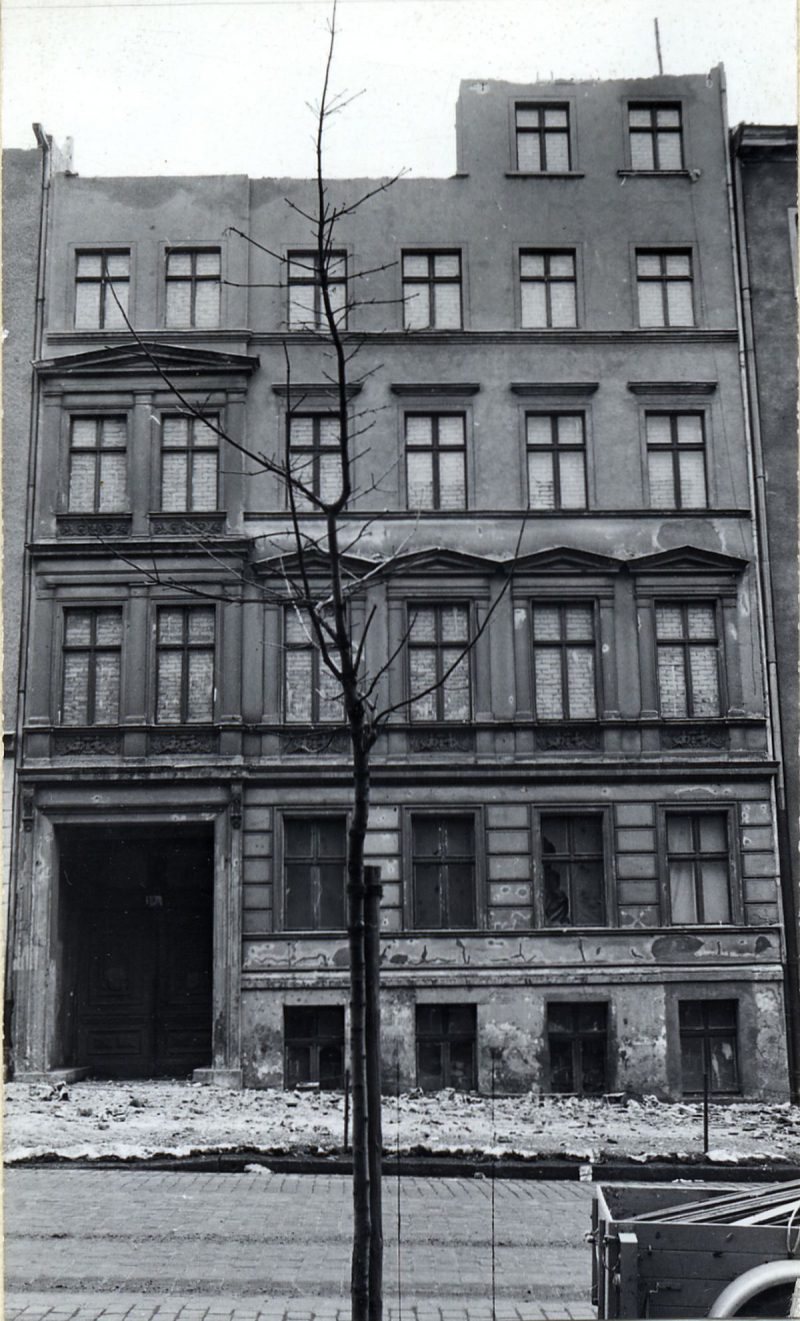 Fünfstöckiges Haus der Bernauer Straße 10a mit zugemauerten Fenstern