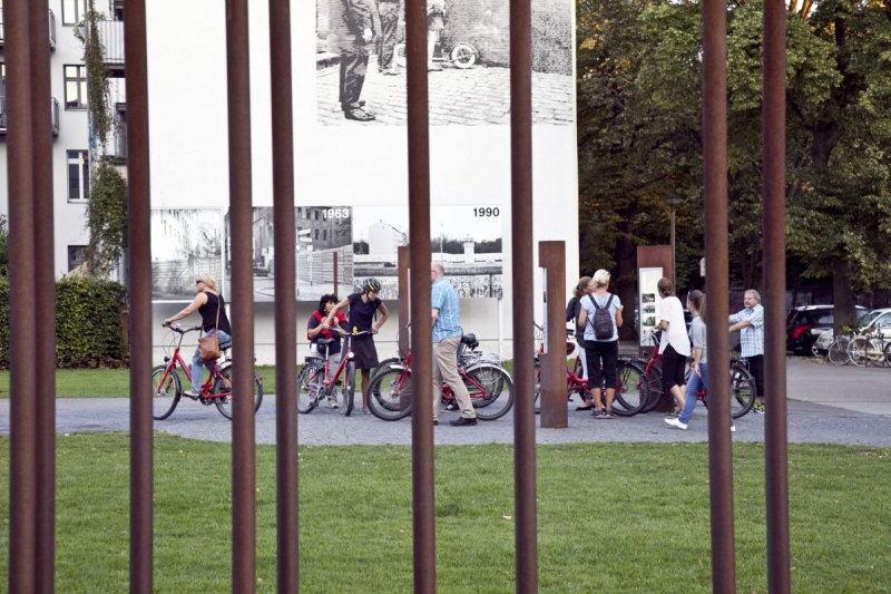 Blick auf Gebäude durch Stahlstäbe